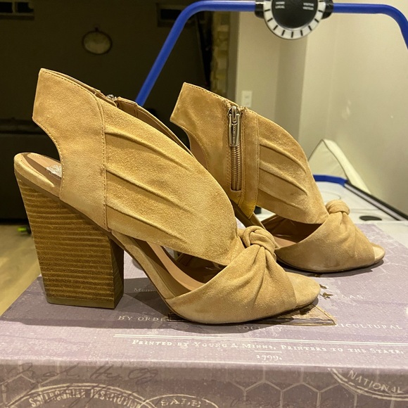 Vince Camuto Kerra Sandal Womens 9m Suede Open Toe Stacked Heel Knot - Picture 3 of 6